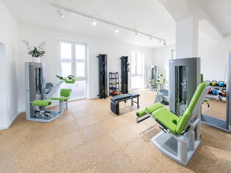 Therapiegeräte auf der Trainingsfläche