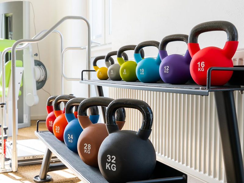 Kettlebells von 4 bis 32 kg auf der Trainingsfläche
